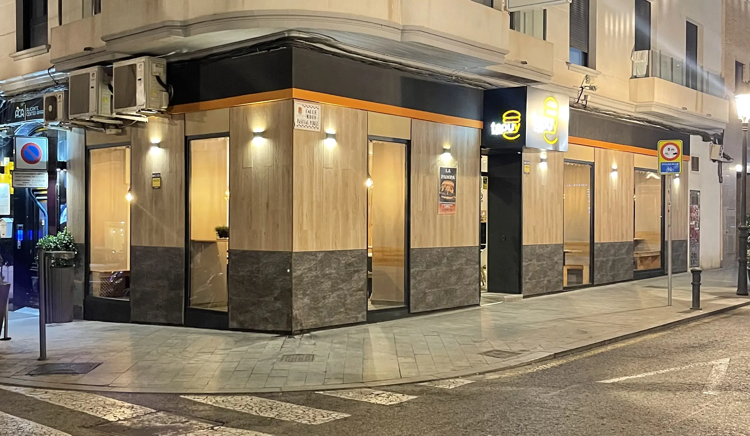 Fachada nocturna de Tepuy Burger Alicante Centre en Calle Bazán