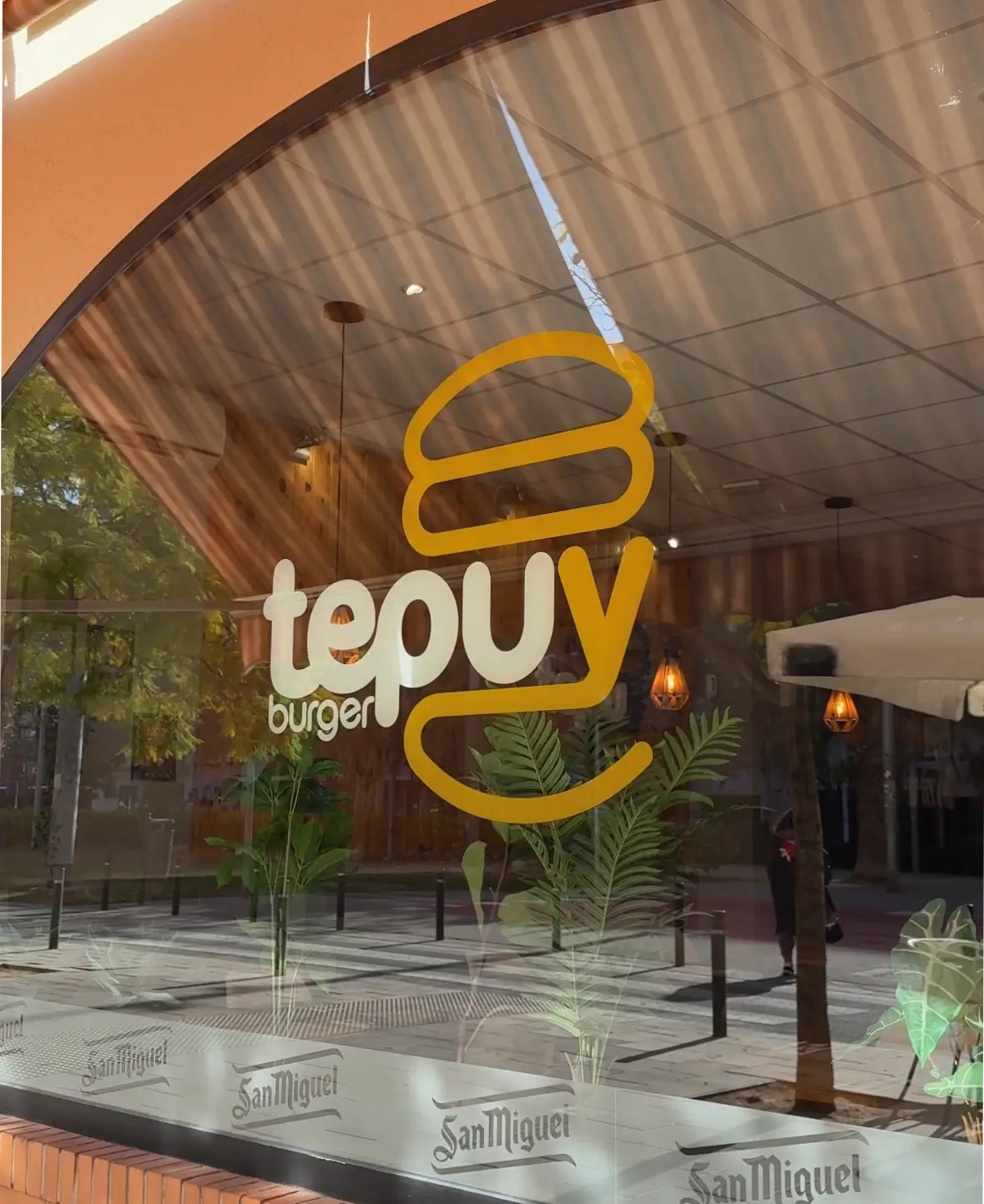 Fachada de Tepuy Burger Alicante Garbinet en Bulevar