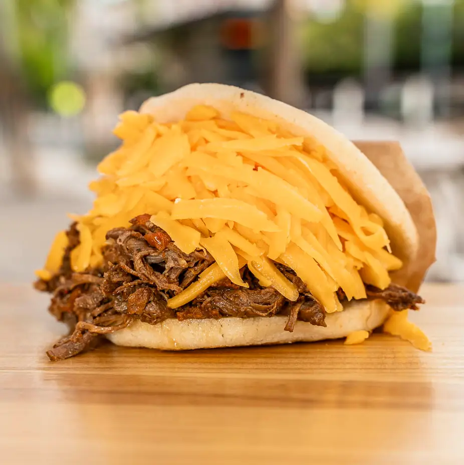 Arepa pelúa de Tepuy Burger con carne mechada y queso